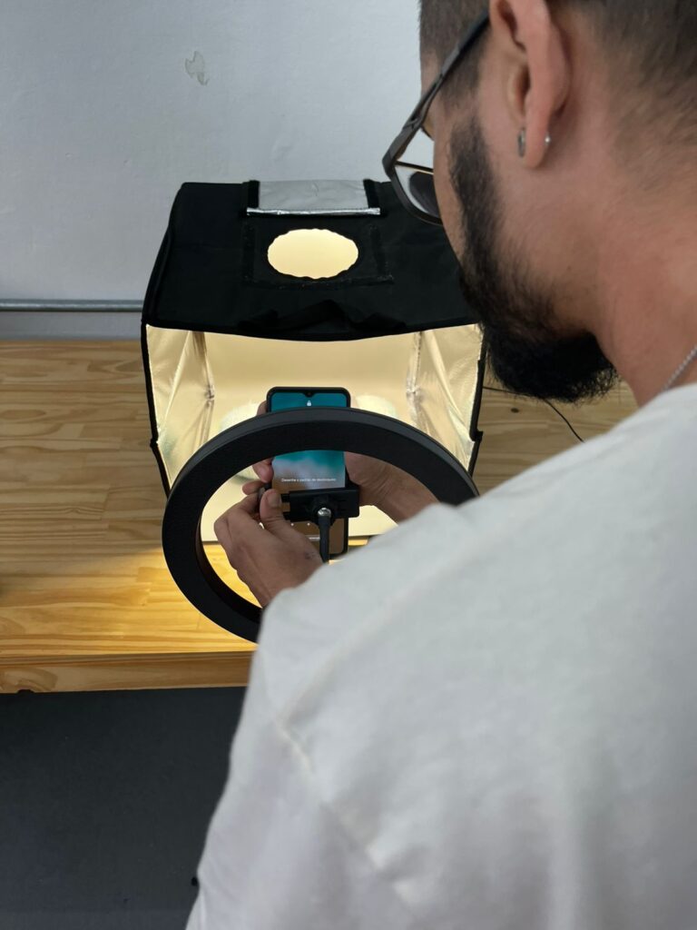 Pessoa fotografando com luz de estúdio.